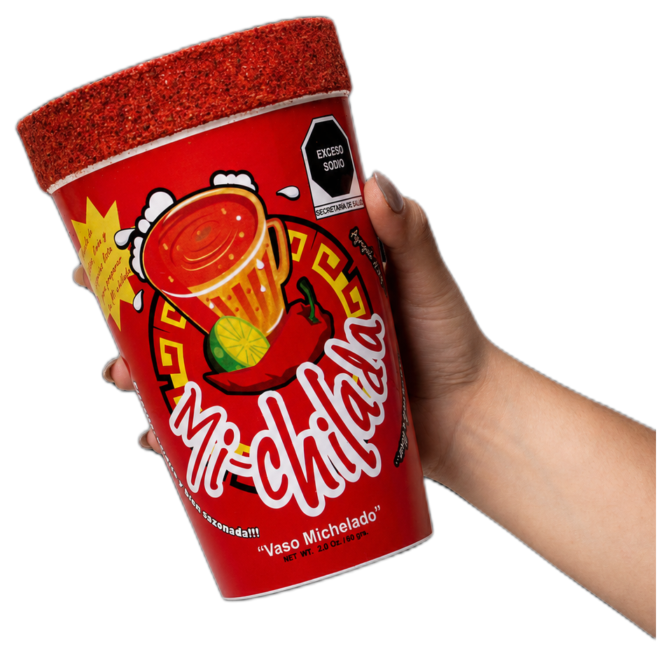Vaso Escarchado Michilada sostenido en mano
